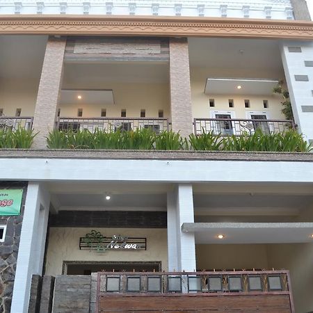 Griya Nelwan Guest House Malang Ngoại thất bức ảnh