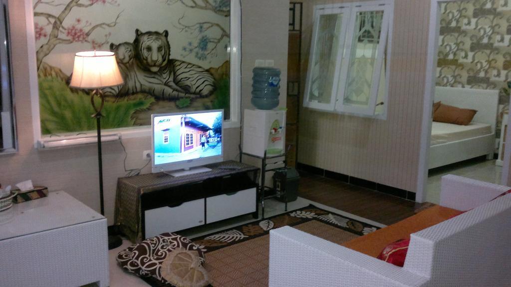 Griya Nelwan Guest House Malang Ngoại thất bức ảnh