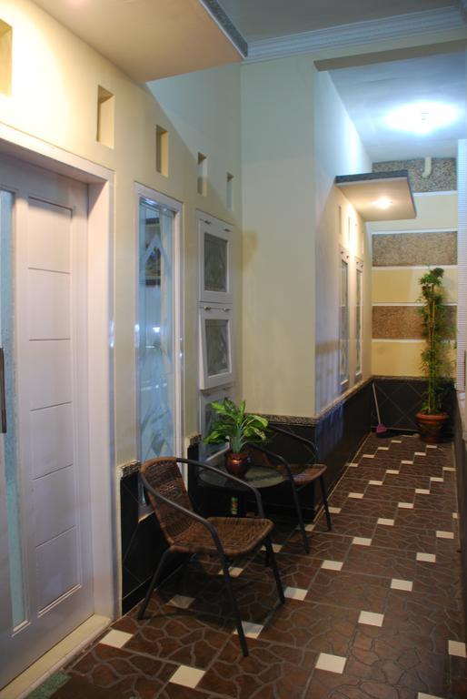Griya Nelwan Guest House Malang Ngoại thất bức ảnh